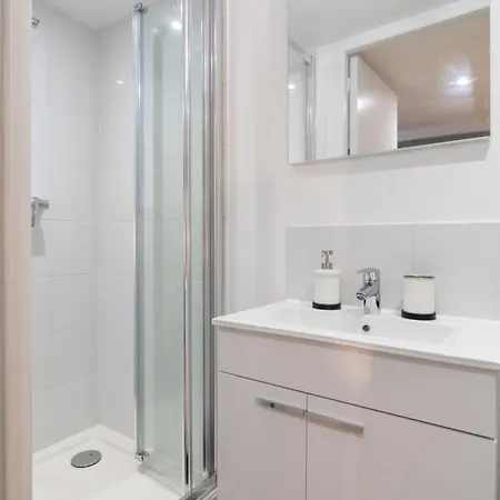 Equipped In The Center Of Apartment *