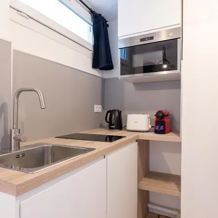 Equipped In The Center Of * 릴